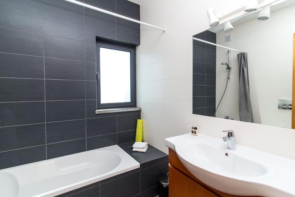 - Pool And Sea View & Tennis Court & Bbq Apartment